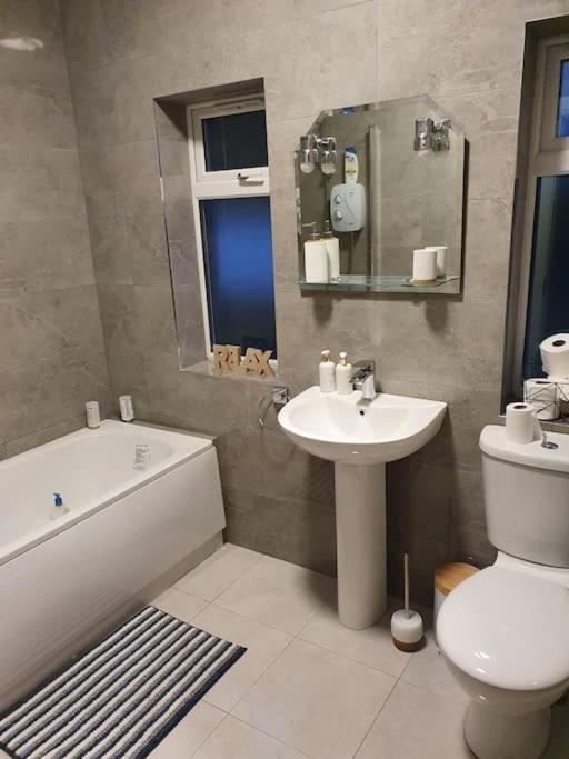 Private 3 Bedroom House Ideal For Family & Friends Holiday home